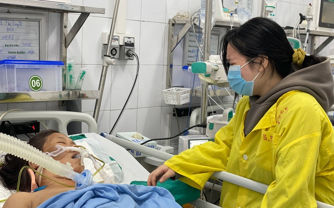 Mẹ con chị Tuyết trong bệnh viện Việt Đức
