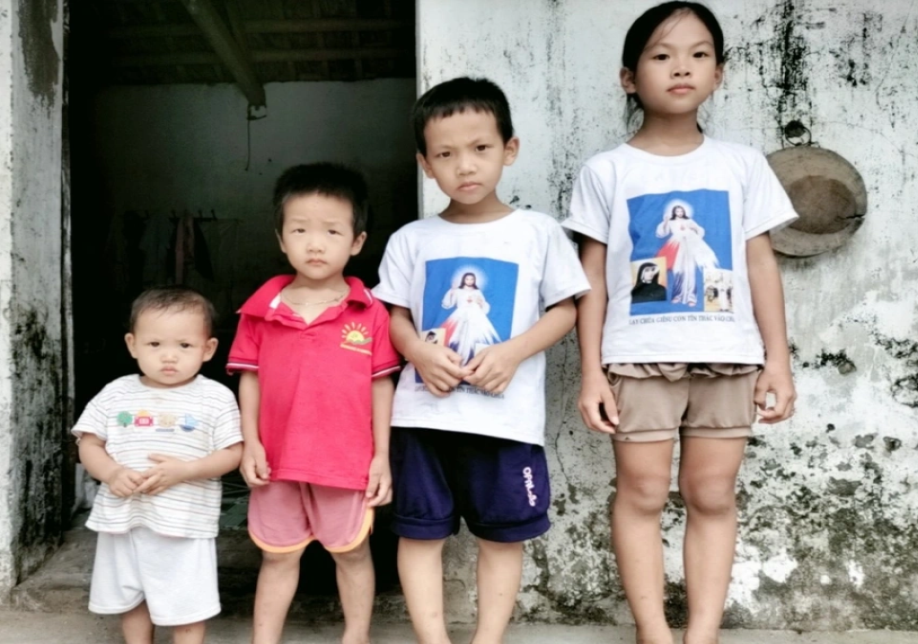  4 đứa con thơ nheo nhóc mong ngày mẹ được trở về