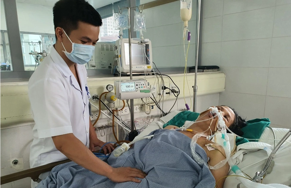 Chị Nga khi còn đang giành giật sự sống với tử thần ở khoa hồi sức cấp cứu Bệnh viện Bạch Mai