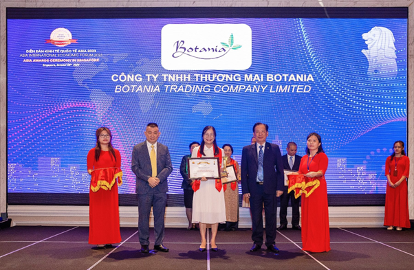 Đại diện công ty Botania nhận giải 