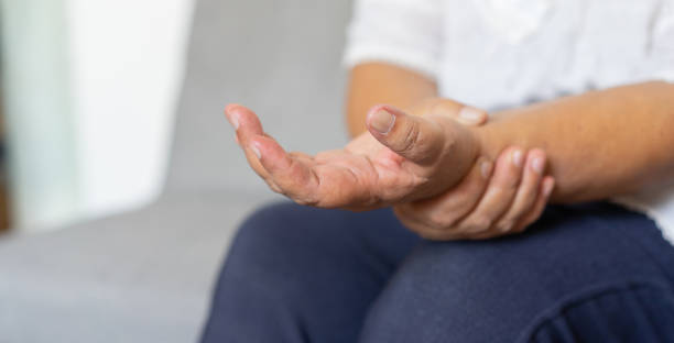Bệnh gout có thể dẫn tới đau cổ tay.