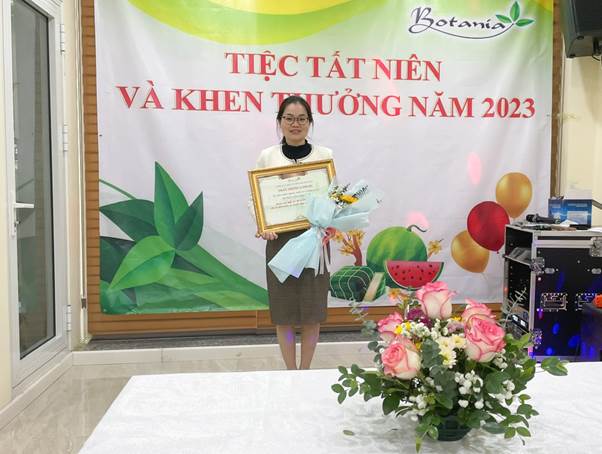 Bạn Nguyễn Thị Mến và bằng tri ân 10 năm cống hiến với công ty Botania