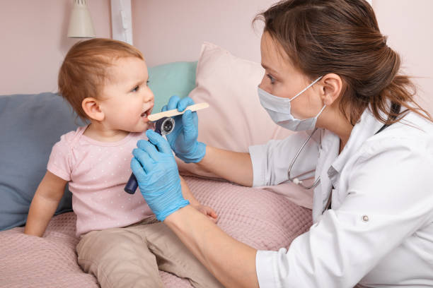 Trẻ bị viêm họng do vi khuẩn thường xuất hiện đốm trắng ở họng