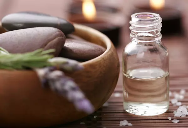  Cách chăm sóc da với tinh dầu thảo mộc
