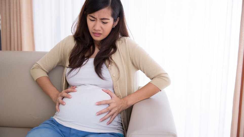 Cơn gò Braxton-Hicks khiến thai phụ bị đau bụng dưới khi mang thai.