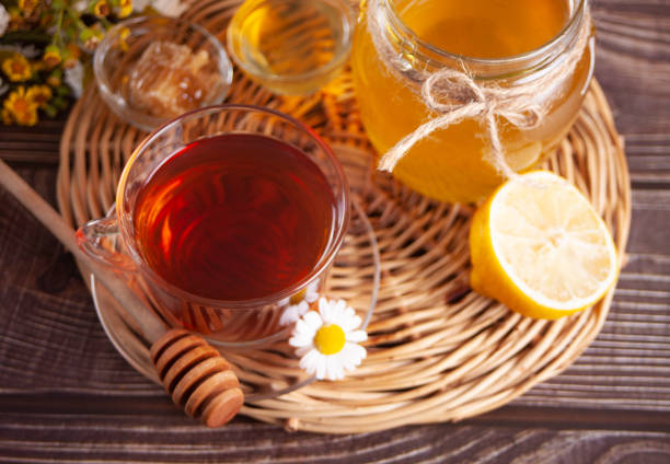 Pha trà hoa cúc với mật ong để giúp trà ngon hơn, làm ấm cơ thể