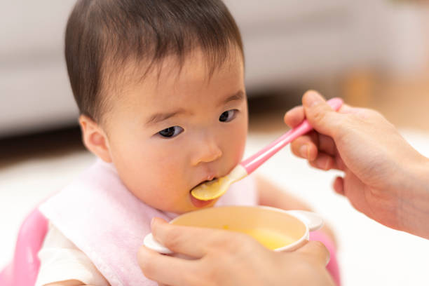 Cho trẻ ăn thức ăn lỏng, dễ nuốt như cháo, súp,...