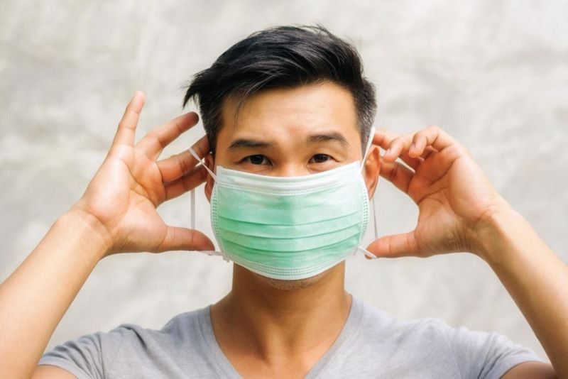 Bệnh nhân viêm xoang nên đeo khẩu trang khi ra ngoài.
