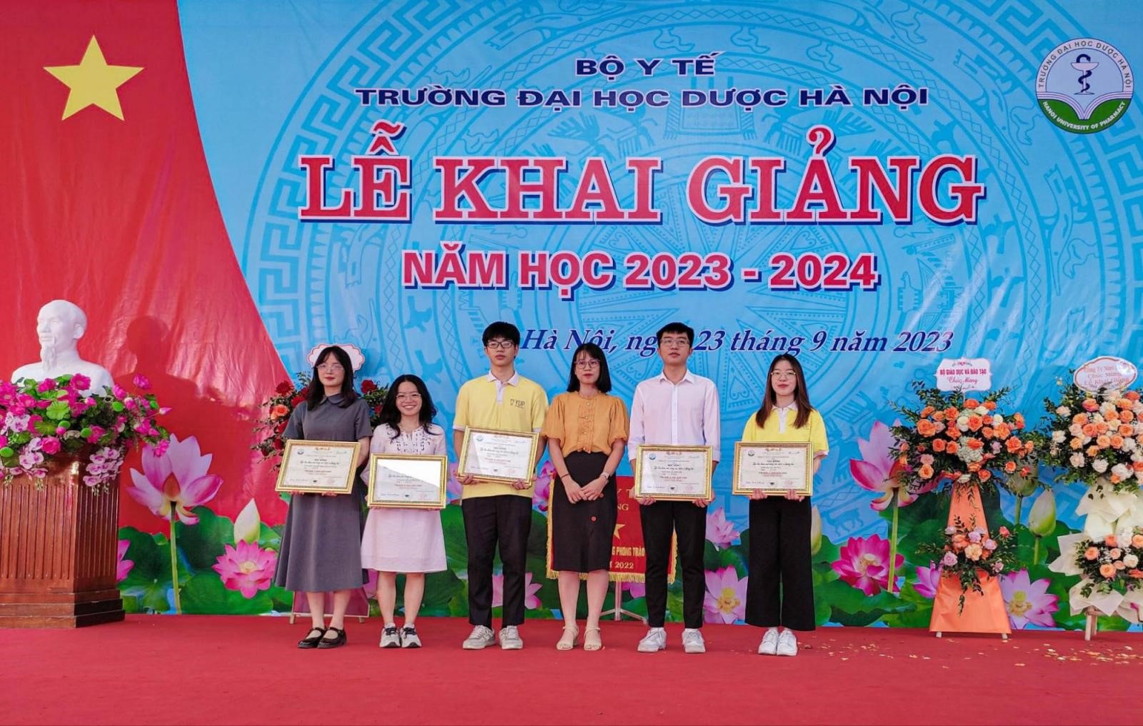 Đại diện công ty Botania trong 1 buổi trao học bổng “Tiếp lửa đam mê cùng các dược sĩ tương lai”