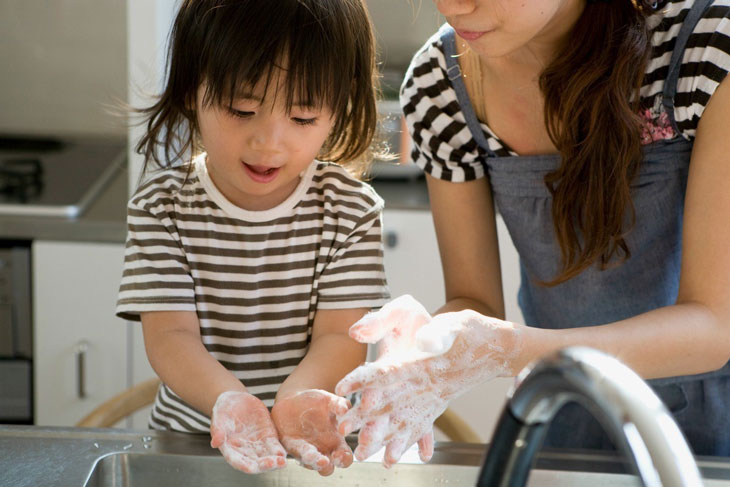 Hướng dẫn trẻ rửa tay với xà phòng đúng cách.