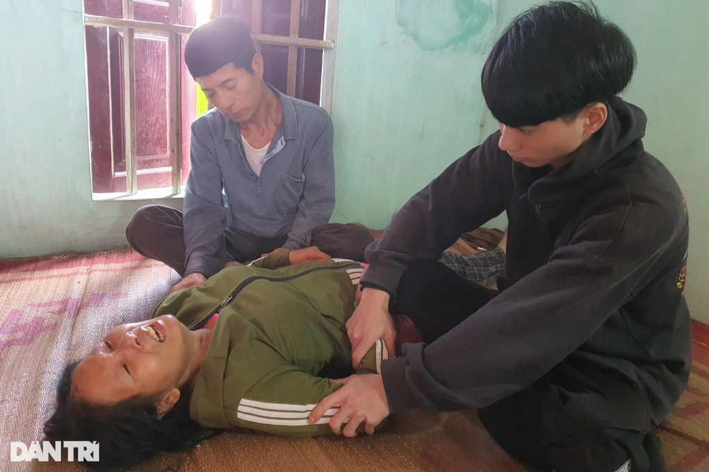 Nghẹn lòng bữa ăn của gia đình nghèo khó, bệnh tật ở ngoại thành Hà Nội - 4