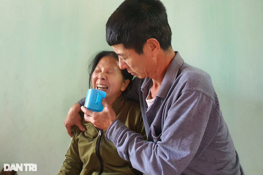 Nghẹn lòng bữa ăn của gia đình nghèo khó, bệnh tật ở ngoại thành Hà Nội - 5