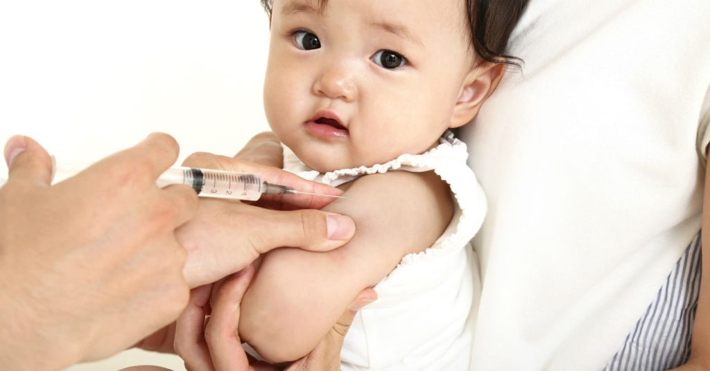 Tiêm vắc xin để phòng bệnh cho trẻ.