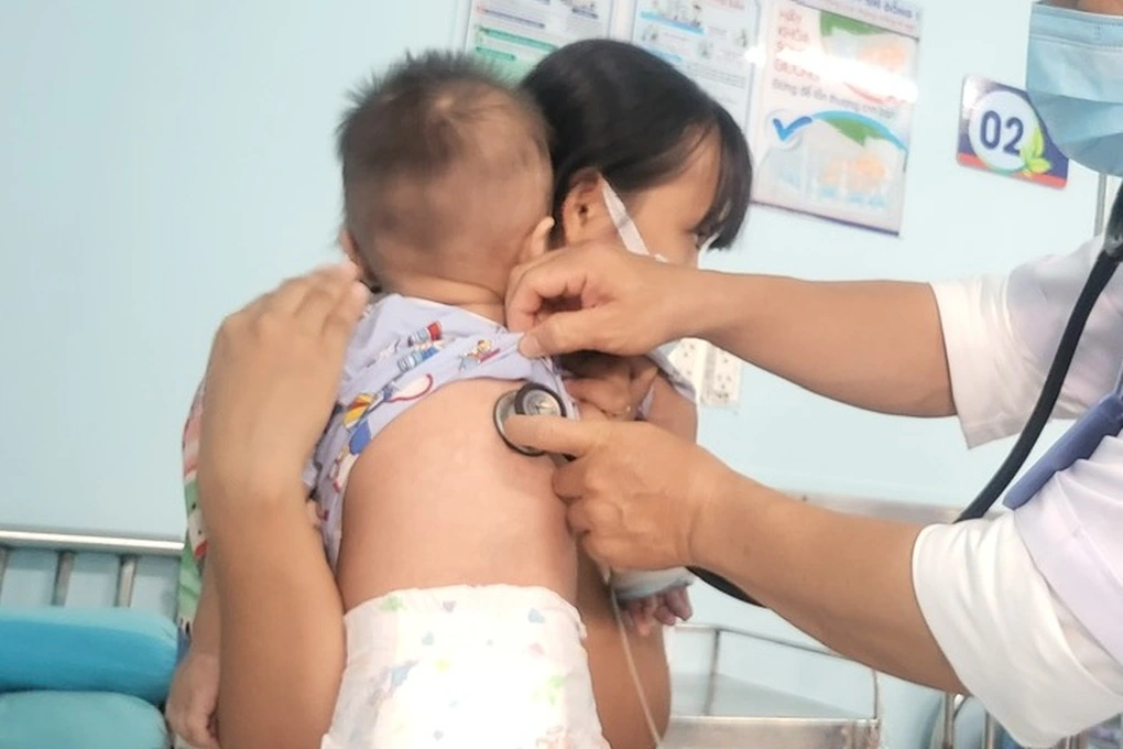 Nhiều trẻ chưa tiêm vacxin bị sởi nặng: Cha mẹ 