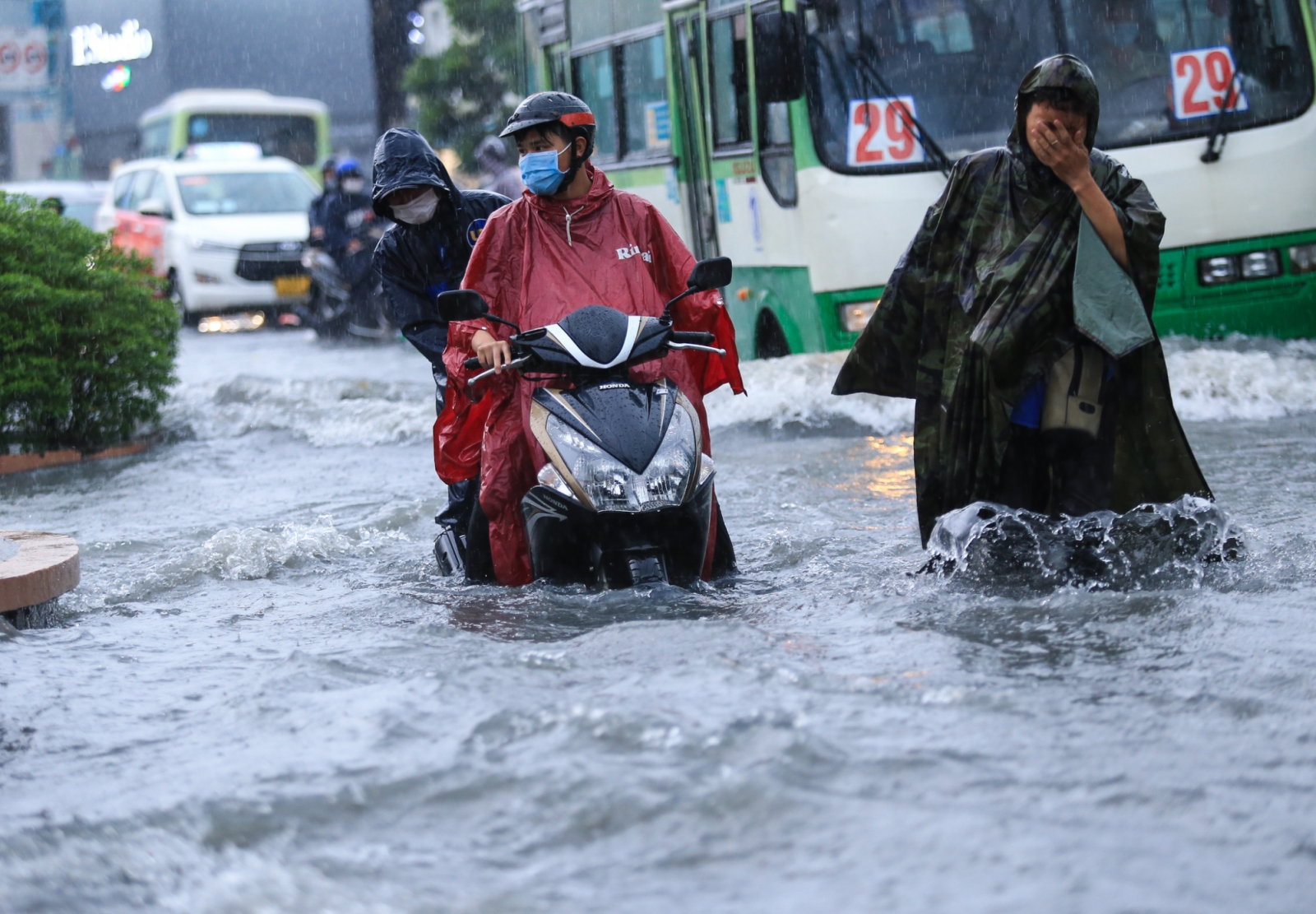 Mưa ngập lụt dễ dẫn đến các bệnh về da.