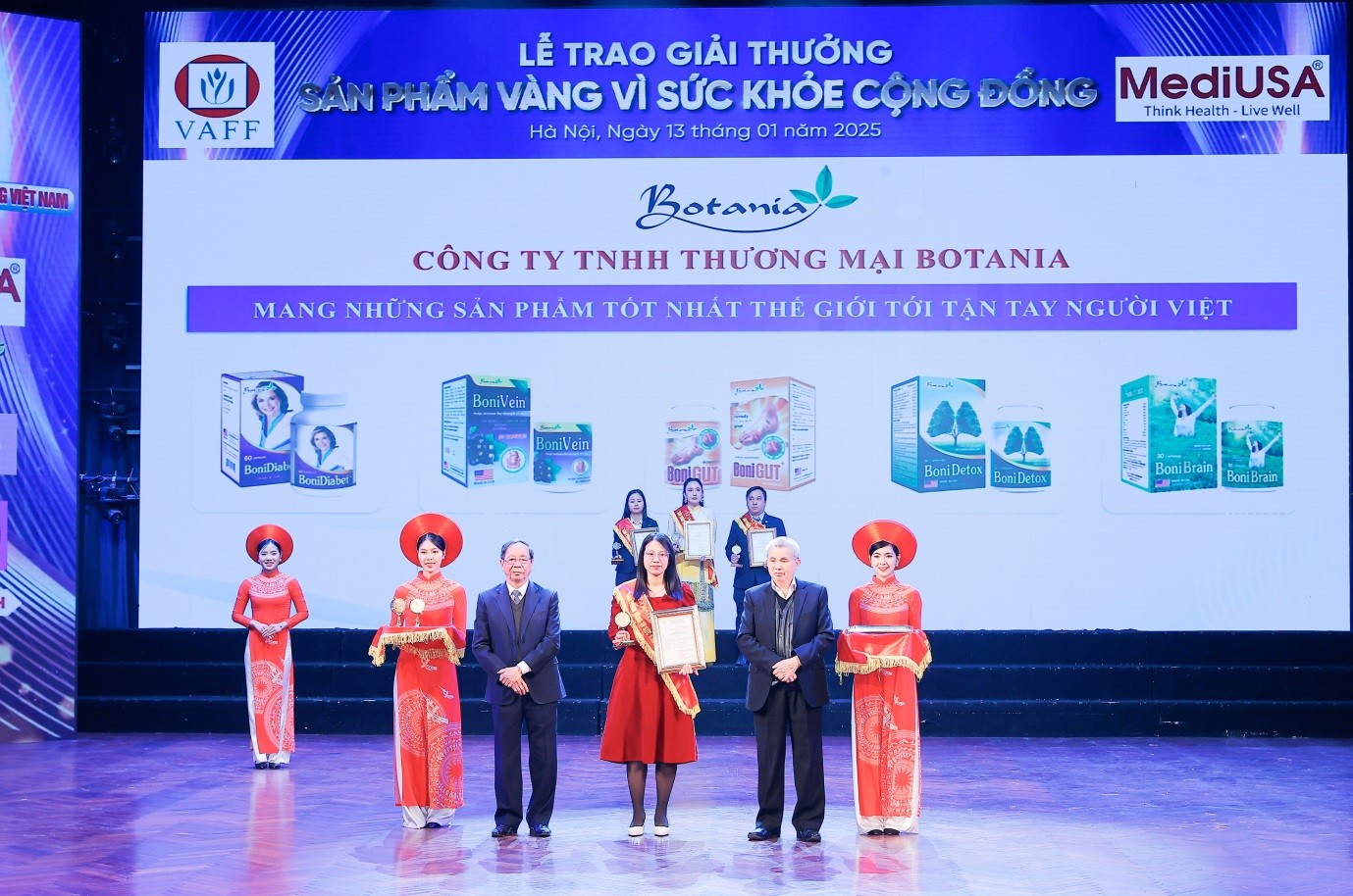 Đại diện công ty Botania nhận giải thưởng “Sản phẩm vàng vì sức khỏe cộng đồng” năm 2025