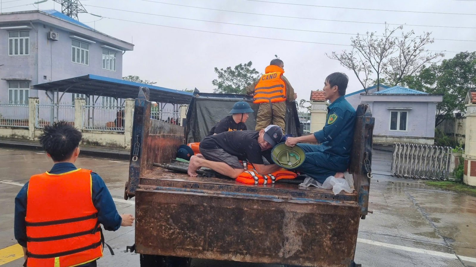 Người dân đưa gia đình nạn nhân đi cấp cứu.