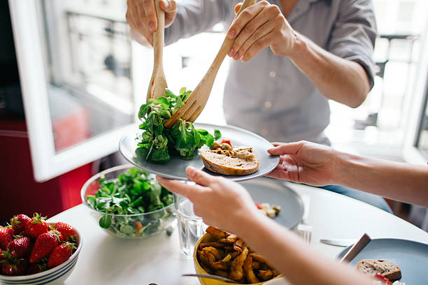 Hãy thêm rau xanh, trái cây vào mỗi bữa ăn.