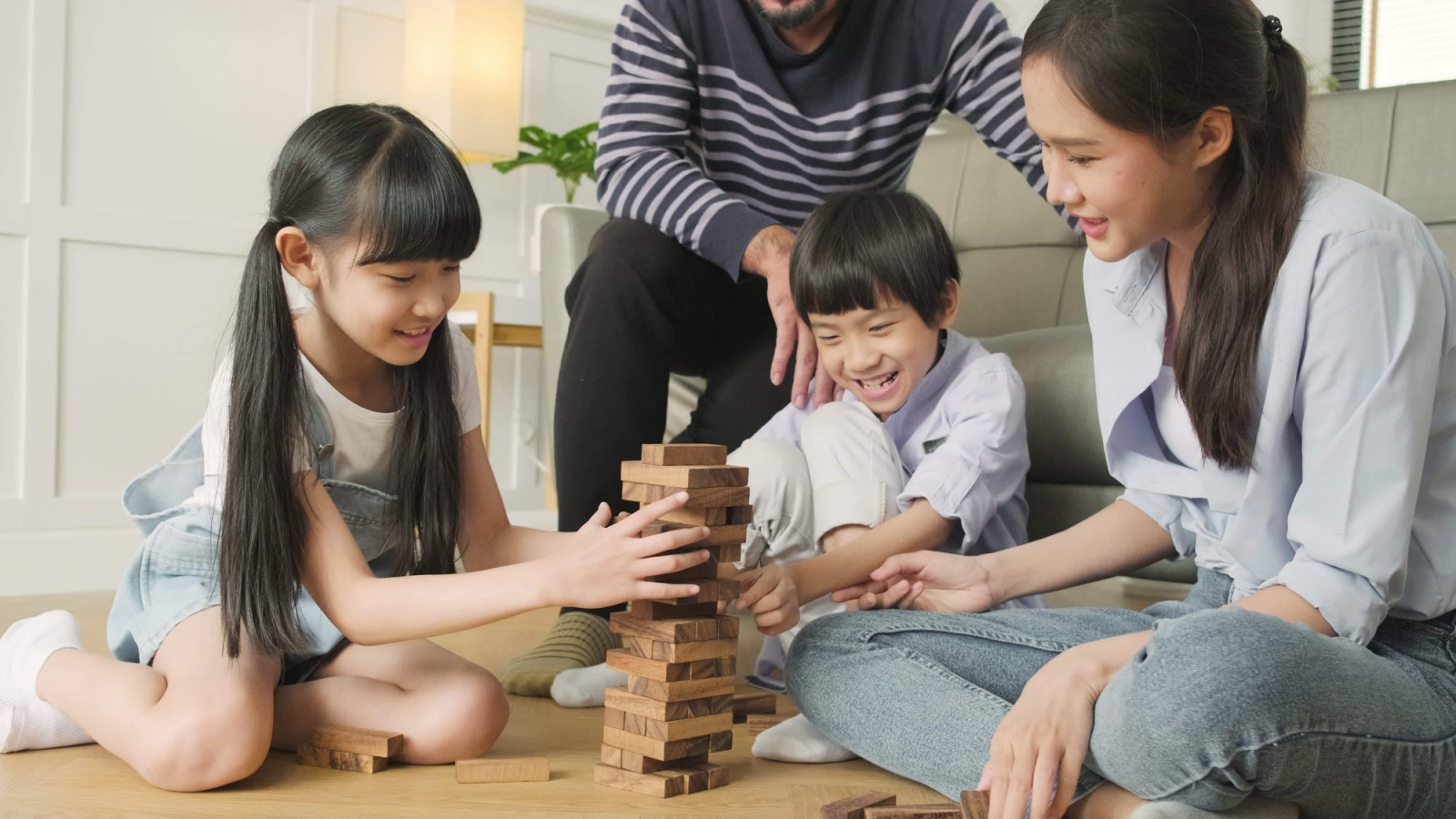 Cha mẹ cần làm gương cho con cái.