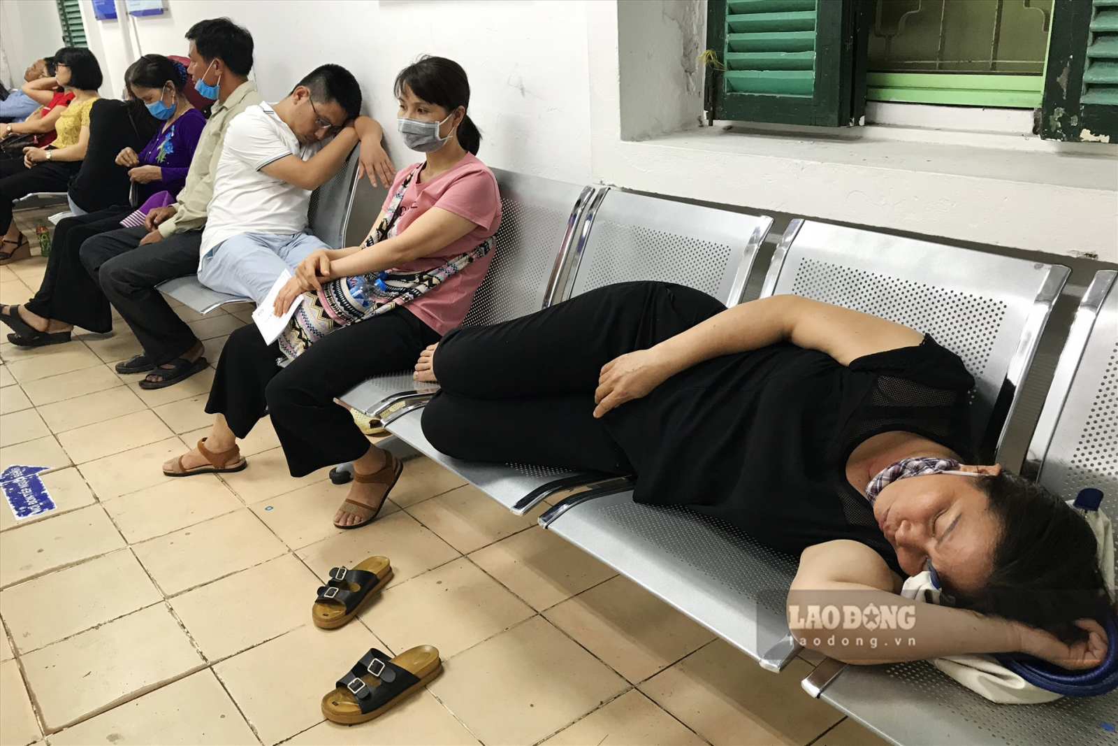 Hình ảnh người nhà bệnh nhân mệt mỏi tại bệnh viện.